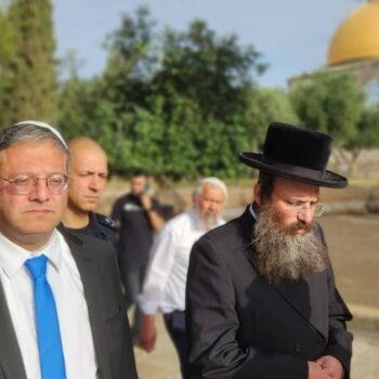 Le ministre israélien de la Sécurité intérieure Itamar Ben Gvir (à gauche) visite l'Esplanade des Moquées, mont du Temple pour les juifs, le 21 mai 2023 à Jérusalem