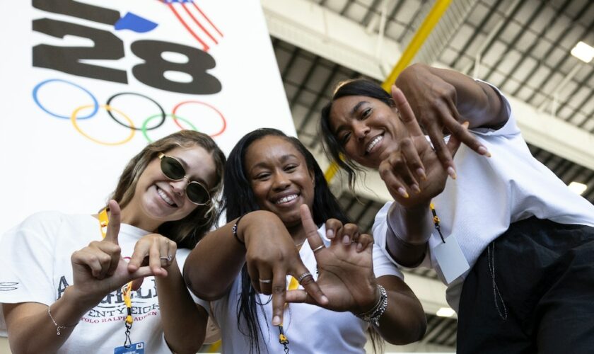 Des Californiennes venues accueillir le drapeau olympique à l'aéroport de Los Angeles, le 12 août 2024