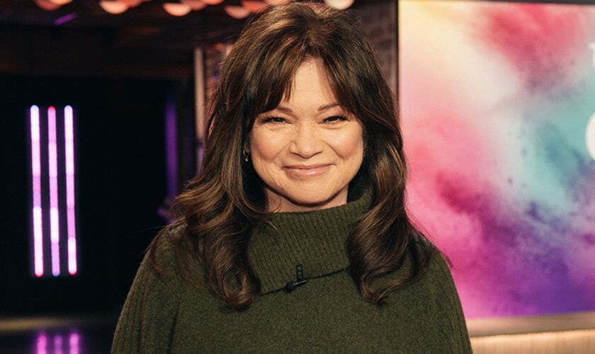 Valerie Bertinelli says goodbye to summer with poolside swimsuit selfie