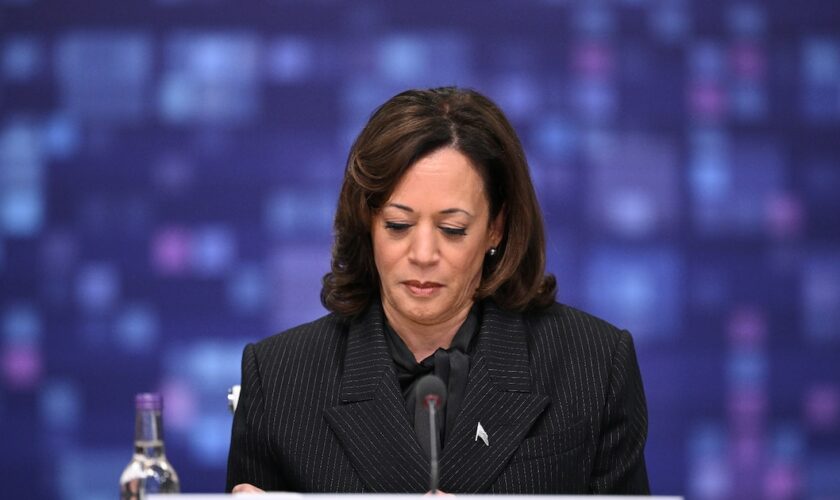 La vice-présidente américaine Kamala Harris au sommet mondial sur les risques de l'intelligence artificielle (IA), le 2 novembre 2023 à Bletchley Park, au Royaume-Uni