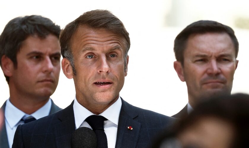 Le président de la République Emmanuel Macron, au centre, le 12 août 2024, à Paris