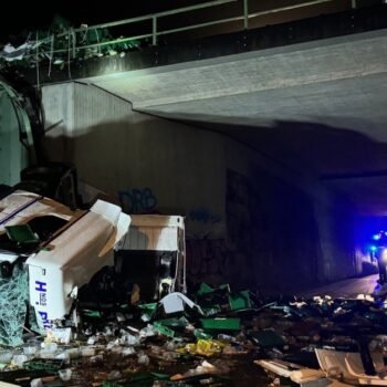 Lkw-Zugmaschine fällt von Autobahnbrücke in die Tiefe