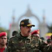 Cette photo diffusée par le bureau de la présidence vénézuélienne montre Nicolas Maduro lors d'une parade militaire, le 24 juin 2024 au Venezuela