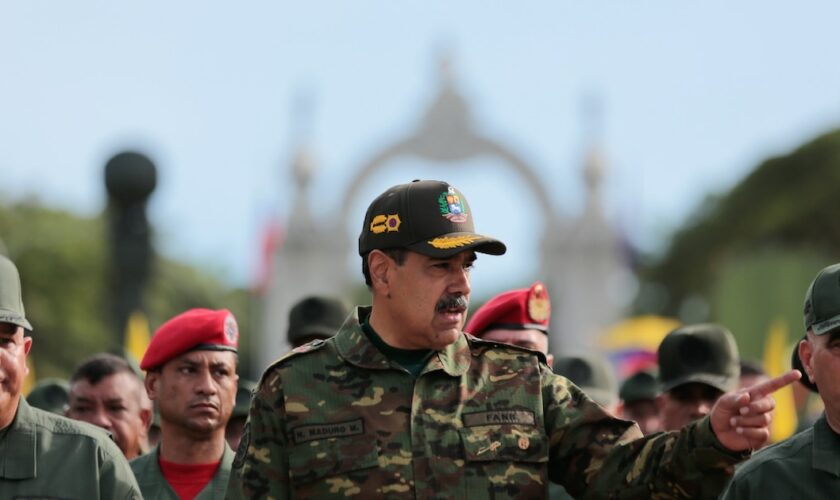 Cette photo diffusée par le bureau de la présidence vénézuélienne montre Nicolas Maduro lors d'une parade militaire, le 24 juin 2024 au Venezuela