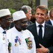 Le président français Emmanuel Macron pose avec des anciens combattants lors d'une cérémonie marquant le 80e anniversaire du débarquement allié en Provence pendant la Seconde Guerre mondiale, au cimetière national de Boulouris ("nécropole nationale") à Boulouris-sur-Mer, dans le sud-est de la France, le 15 août. , 2024. (Photo de Christophe SIMON / POOL / AFP)