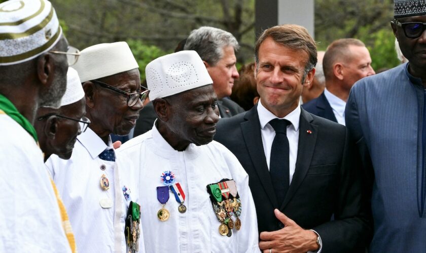 Le président français Emmanuel Macron pose avec des anciens combattants lors d'une cérémonie marquant le 80e anniversaire du débarquement allié en Provence pendant la Seconde Guerre mondiale, au cimetière national de Boulouris ("nécropole nationale") à Boulouris-sur-Mer, dans le sud-est de la France, le 15 août. , 2024. (Photo de Christophe SIMON / POOL / AFP)