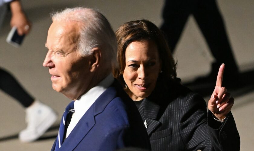 Le président américain Joe Biden et la vice-présidente Kamala Harris sur la base militaire d'Andrews, près de Washington, le 1er août 2024