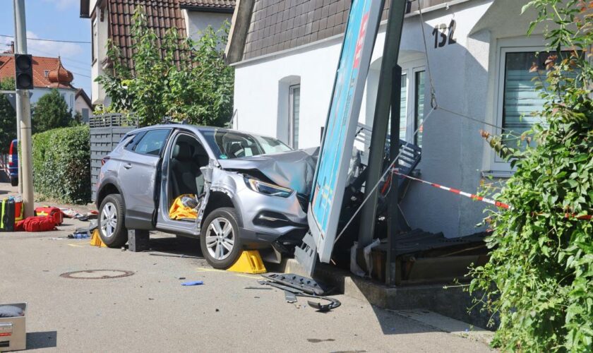 Auto fährt auf Gehweg und tötet Achtjährige