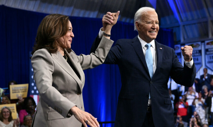 Joe Biden, en meeting commun avec Kamala Harris, ironise sur son âge avancé après avoir jeté l’éponge