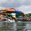 Le départ de l'épreuve féminine de triathlon le 31 juillet 2024 au pied du pont Alexandre III, sur la Seine