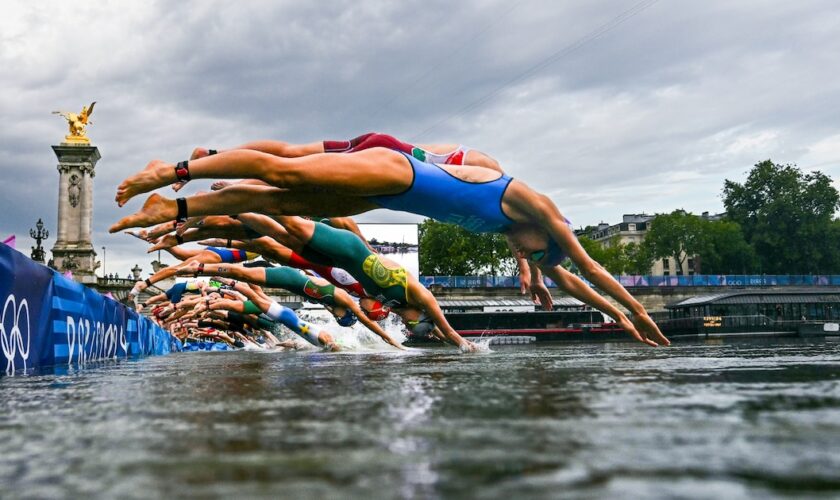 Le départ de l'épreuve féminine de triathlon le 31 juillet 2024 au pied du pont Alexandre III, sur la Seine