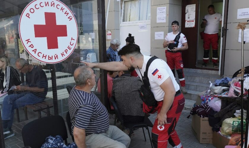 Des personnes déplacées par les combats reçoivent de l'aide de la Croix Rouge russe à Koursk (Rusie) le 15 août 2024