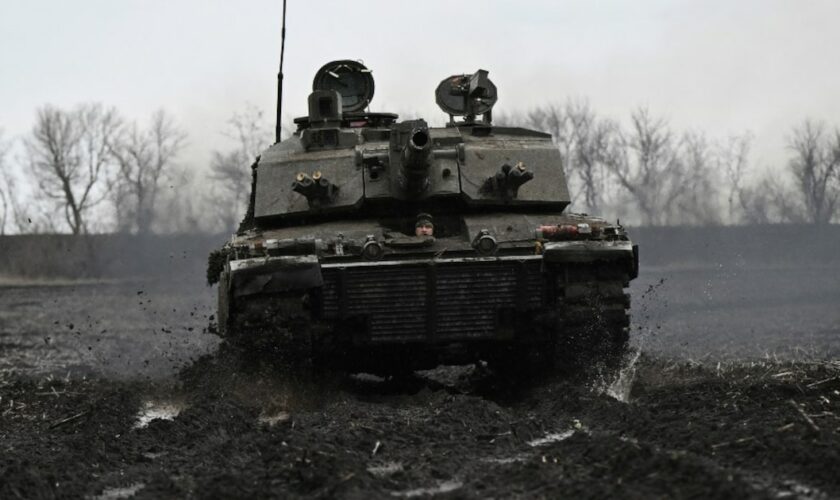 Des soldats ukrainiens de la 82e brigade à bord d'un char Challenger 2 britannique, près de la ligne de front dans la région de Zaporijjia, le 12 février 2024