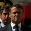 Le président français Emmanuel Macron (C) et le Premier ministre démissionnaire Gabriel Attal assistent à une commémoration du 80e anniversaire de la libération de la préfecture de police de Paris, le 12 août 2024