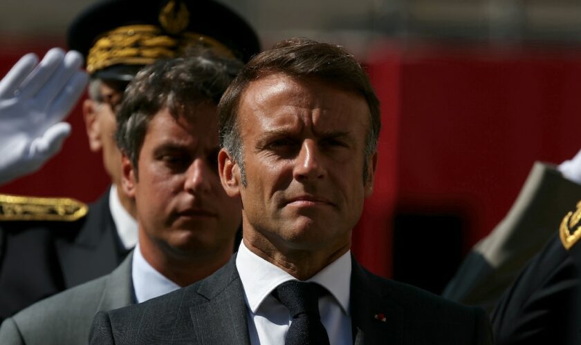 Le président français Emmanuel Macron (C) et le Premier ministre démissionnaire Gabriel Attal assistent à une commémoration du 80e anniversaire de la libération de la préfecture de police de Paris, le 12 août 2024