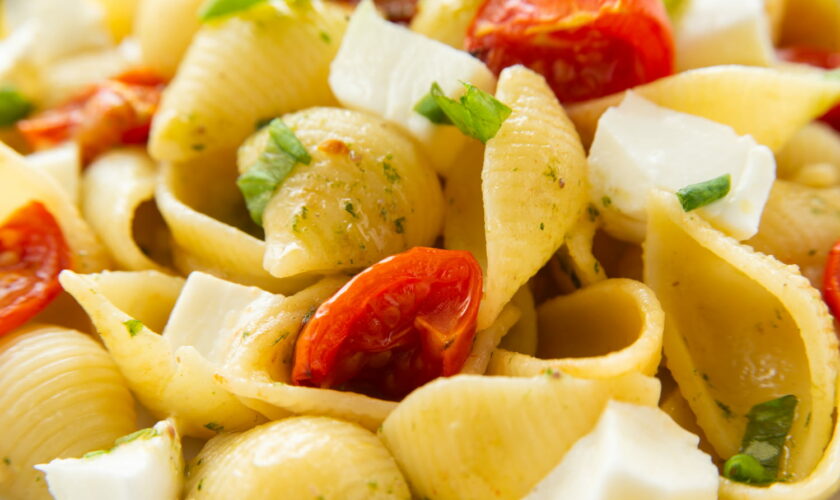 Cette recette facile de pâtes tièdes à la tomate mozza fait fureur l'été