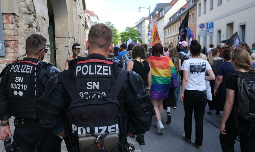 Rechtsextreme Proteste zum CSD: Polizeigewerkschaft will CSD besser vor Übergriffen schützen