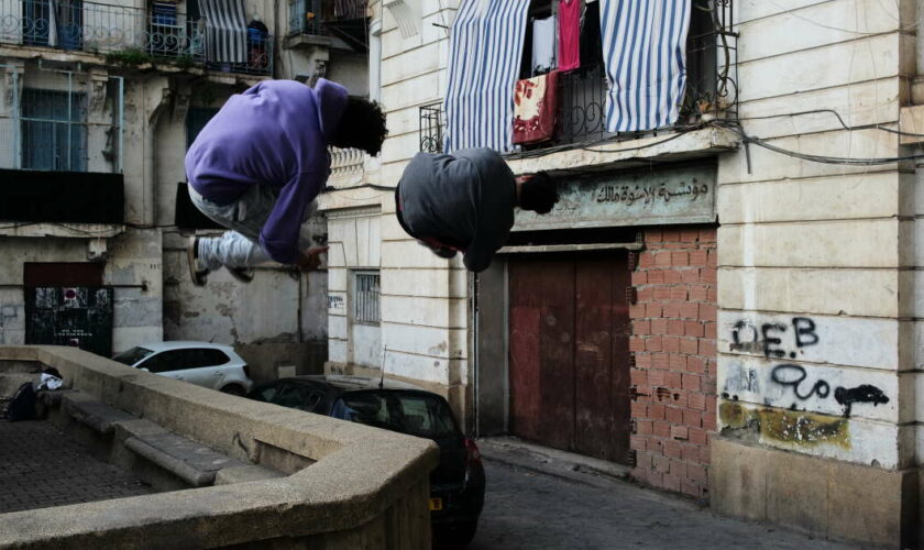 Sur les toits d’Alger, les “traceurs” de la casbah en toute liberté