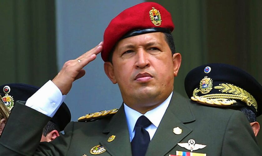 Le président vénézuélien Hugo Chavez, décédé en 2013, lors d'une cérémonie à Caracas, le 1er février 2001