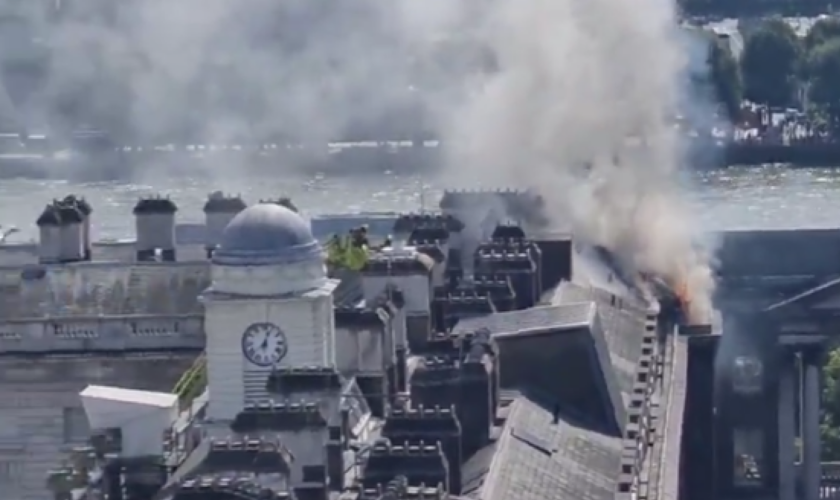 À Londres, un incendie ravage le toit de la Somerset House, musée au cœur de la capitale britannique