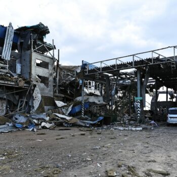 Un poste frontière détruit près de la ville russe de Sudzha, contrôlée par l'Ukraine, dans la région de Koursk, photographié au cours d'une visite de presse organisée par les autorités ukrainiennes, le 16 août 2024