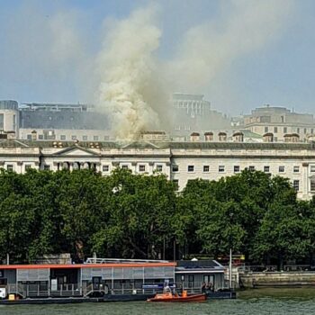 125 Feuerwehrleute löschen Brand in historischem Somerset House an der Themse