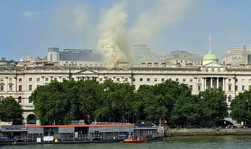 125 Feuerwehrleute löschen Brand in historischem Somerset House an der Themse