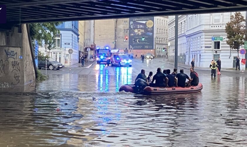 Extreme Regenmassen: Überschwemmungen in Wien – Frau unter Bus gespült