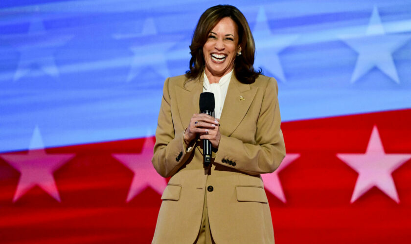 Kamala Harris ne choisit pas ses tenues de campagne au hasard et fait passer des messages à travers ses costumes