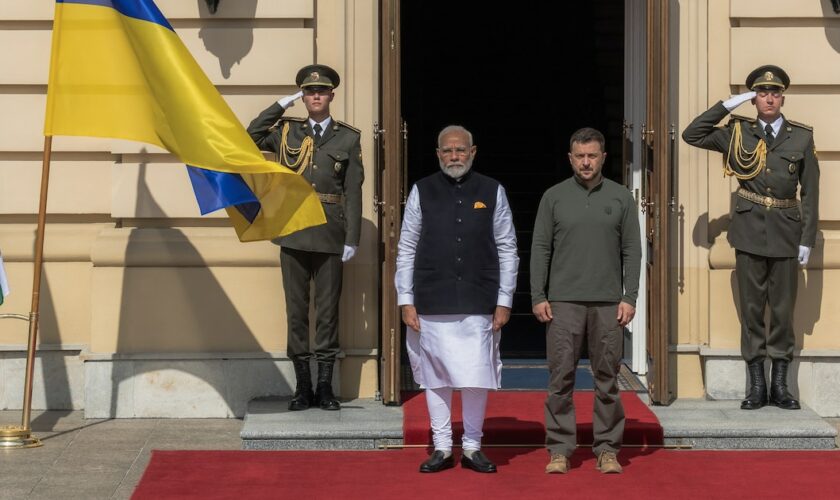 Le président ukrainien Volodymyr Zelensky a accueilli le Premier ministre indien Narendra Modi vendredi 23 août 2024 à Kiev, pour sa première visite en Ukraine.