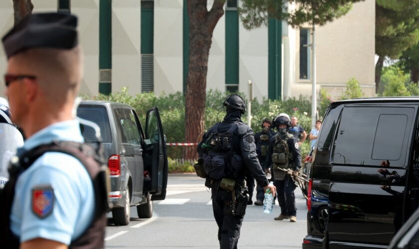 Les forces de l'ordre se tiennent près d'une synagogue après l'incendie et l'explosion de voitures à La Grande-Motte, dans le sud de la France, le 24 août 2024.