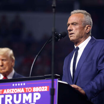 Robert F. Kennedy Jr jette l’éponge et soutient Trump pour la Maison Blanche