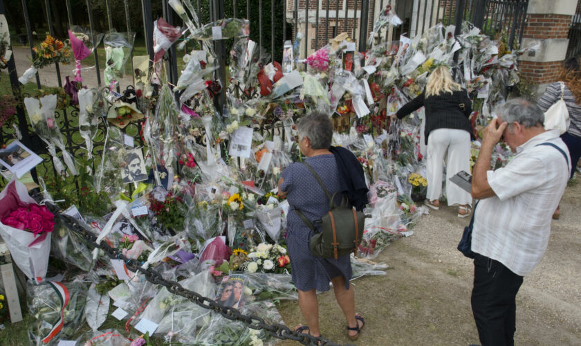 Mort d’Alain Delon : durant ses obsèques, ses fans lui rendent un dernier hommage devant sa propriété de Douchy