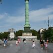 Brumisateurs d'eau place de la Bastille, à Paris, lors d'un épisode de forte chaleur, le 23 août 2023