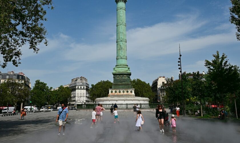 Brumisateurs d'eau place de la Bastille, à Paris, lors d'un épisode de forte chaleur, le 23 août 2023