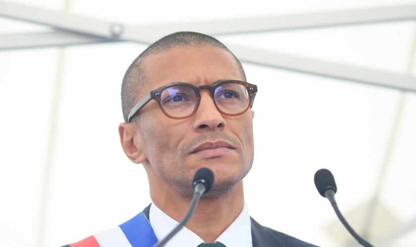 Karim Bouamrane envisagé comme Premier ministre ? Pourquoi son profil pourrait séduire Emmanuel Macron