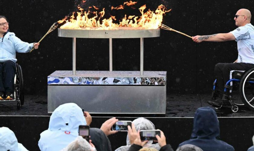 Sous une pluie battante, la flamme rallumée à Stoke Mandeville, berceau du paralympisme