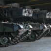 Des chars Leopard 2 allemands, destinés à être livrés à l'Ukraine, le 1er février 2023 sur la base d'Augustdorf, en Allemagne.