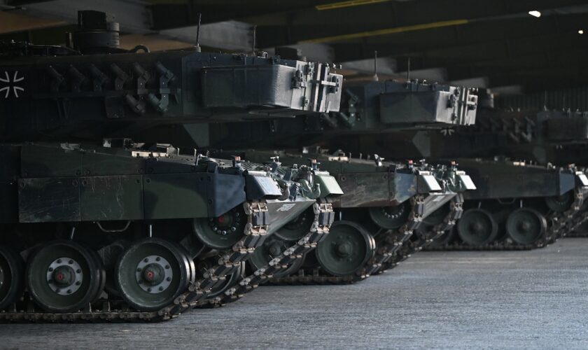 Des chars Leopard 2 allemands, destinés à être livrés à l'Ukraine, le 1er février 2023 sur la base d'Augustdorf, en Allemagne.