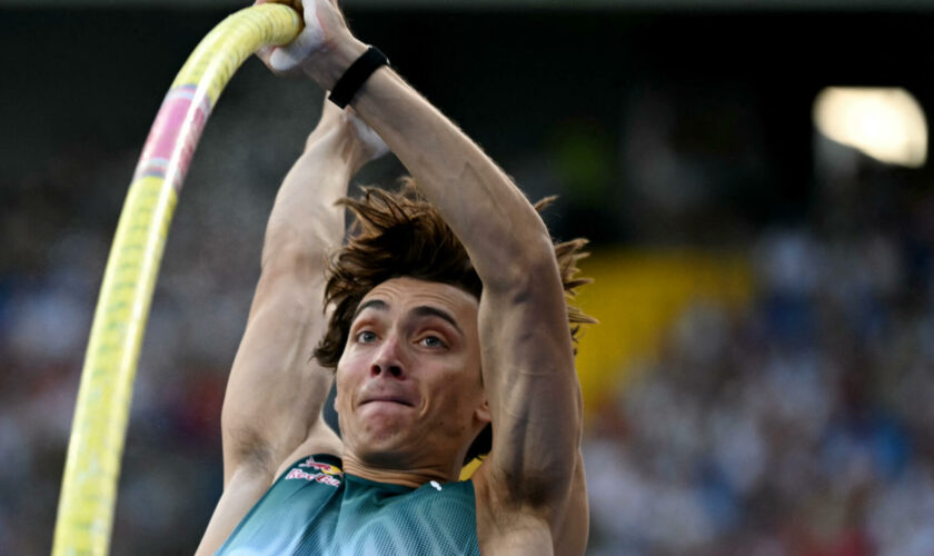 Armand Duplantis bat encore son record du monde en saut à la perche en franchissant 6,26 mètres