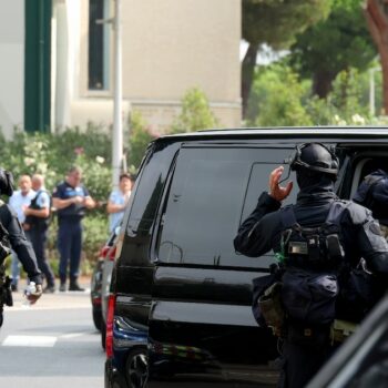 Les forces de l'ordre sécurisent les abords de la synagogue de La Grande Motte, dans l'Hérault, le 24 août 2024