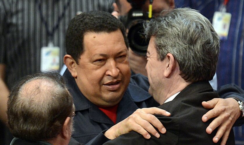 Hugo Chavez et Jean-Luc Melenchon en 2012 à Caracas en juillet 2012.