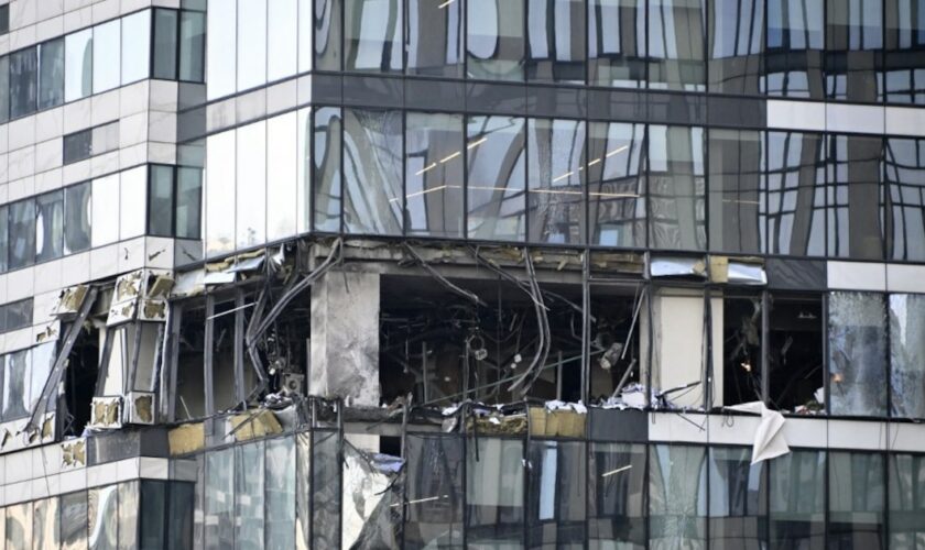 Vue d'un immeuble de bureaux endommagé du Centre d'affaires international de Moscou, à la suite d'une attaque de drone signalée à Moscou le 30 juillet 2023