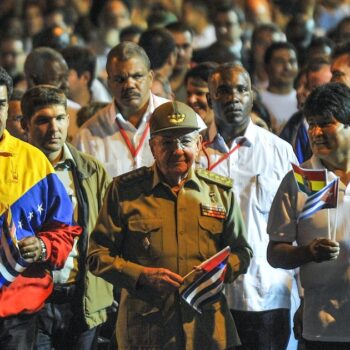 Le président vénézuélien Nicolas Maduro, le président cubain Raul Castro et le président bolivien Evo Morales participent à une marche aux flambeaux, le 28 janvier 2014, pour célébrer le 161e anniversaire de la naissance du héros national cubain José Marti.