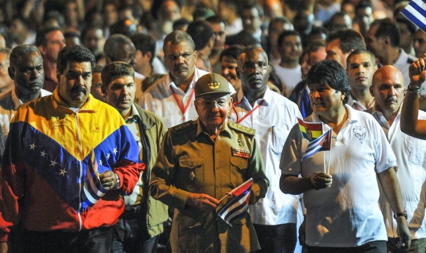 Le président vénézuélien Nicolas Maduro, le président cubain Raul Castro et le président bolivien Evo Morales participent à une marche aux flambeaux, le 28 janvier 2014, pour célébrer le 161e anniversaire de la naissance du héros national cubain José Marti.