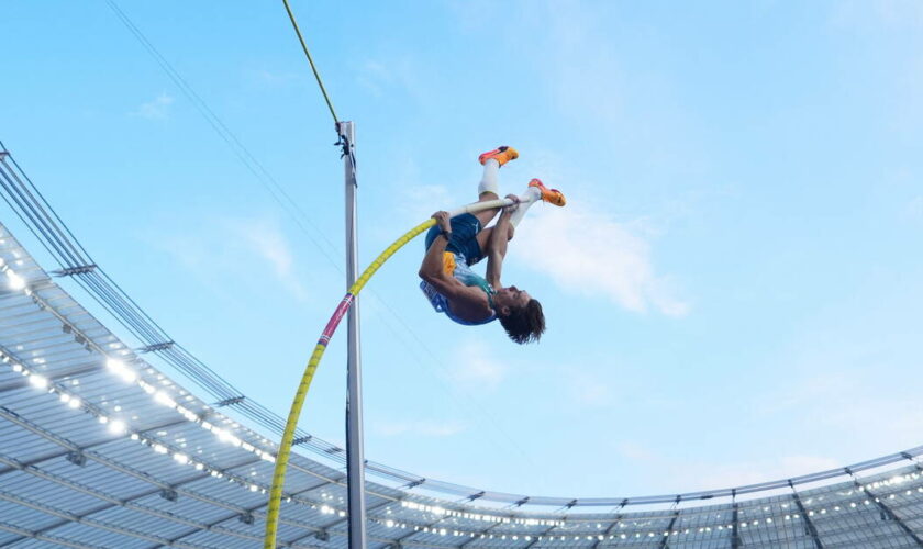 Armand Duplantis bat de nouveau son record du monde à la perche, trois semaines après les Jeux olympiques