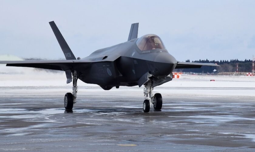 Un nouvel avion de chasse F-35A acquis par les Forces d'autodéfense au Japon, à son arrivée sur la base aérienne japonaise de Misawa, le 26 janvier 2018