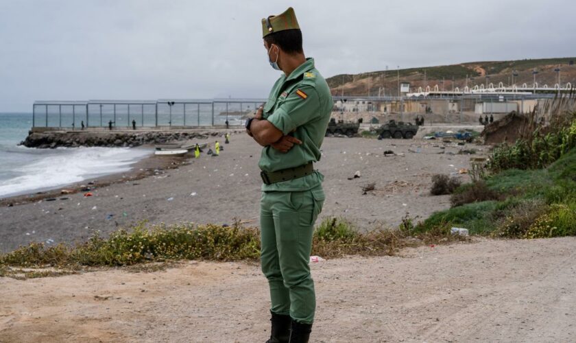 Dutzende Migranten schwimmen zur spanischen Exklave Ceuta