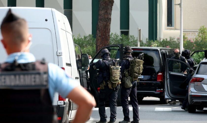 Des policiers devant la synagogue de la Grande-Motte après une attaque, le 24 août 2024 dans l'Hérault