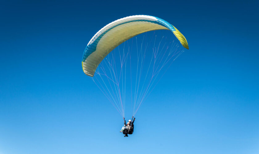 Pour fêter ses 102 ans, cette Anglaise s’offre un saut en parachute